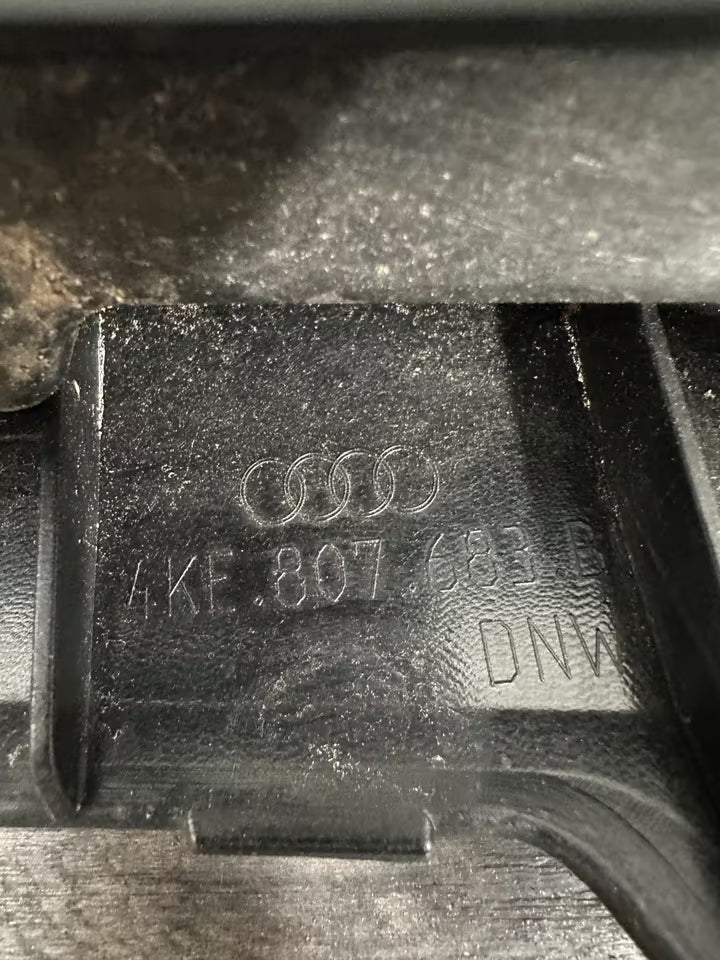 4KE807683B Frontstoßstangen-Mittelgrill für Audi E-Tron