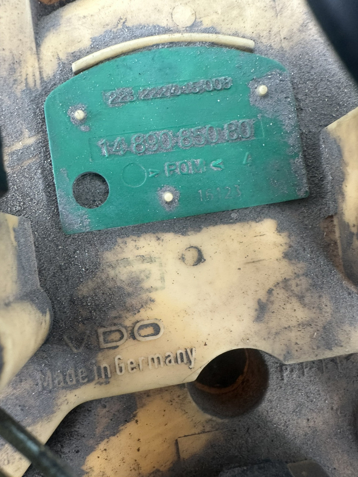 6304653