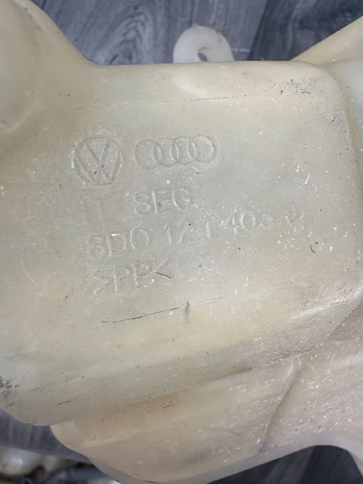 8D0121403J Ausgleichsbehälter Kühlwasserbehälter VW Passat 3BG